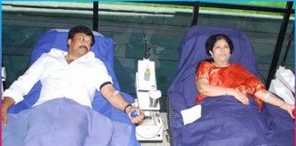 megastar chiranjeevi donates blood along with wife surekha