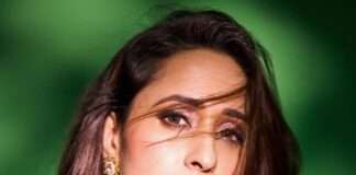 Pragya Jaiswal Glamorous Looks In Green Saree (5)
