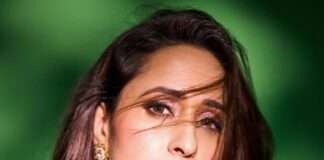 Pragya Jaiswal Glamorous Looks In Green Saree (5)