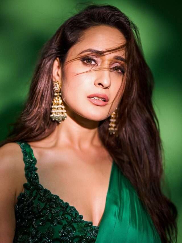 Pragya Jaiswal Glamorous Looks In Green Saree (5)