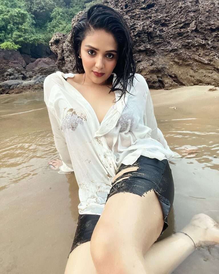 Sreemukhi Cola Goa Vacation Photos (10)