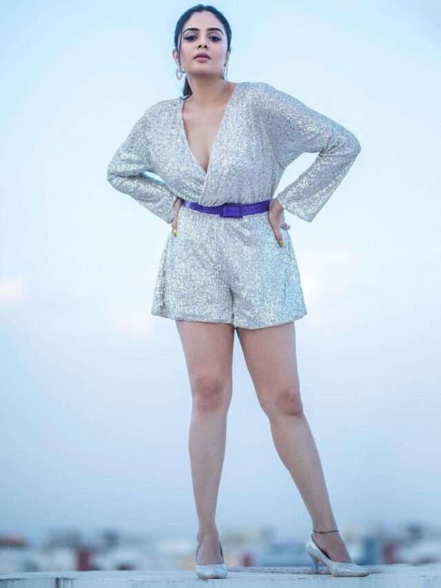Anchor Sreemukhi Latest Glamour Show Photos