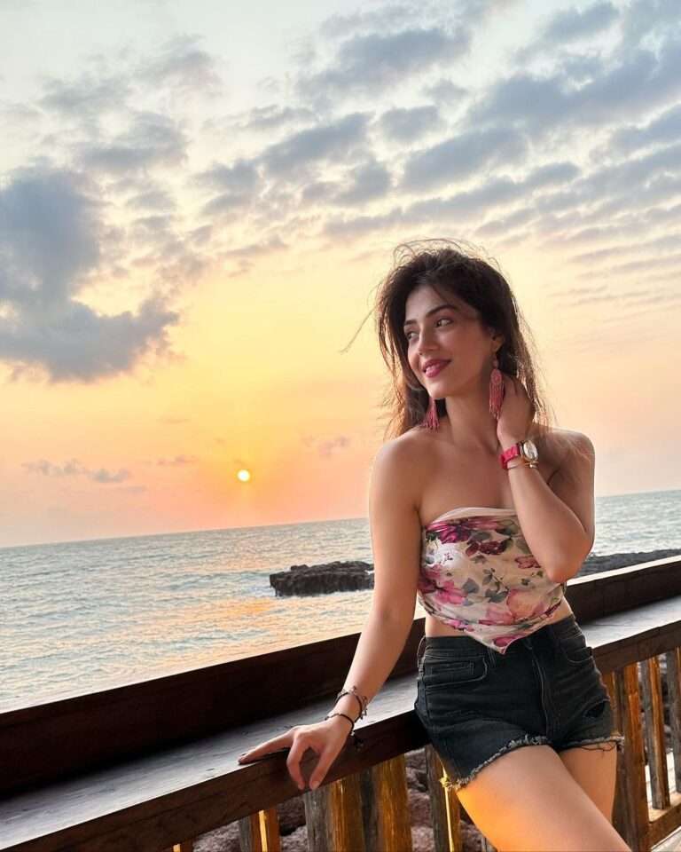 Mehreen Pirzada Mesmerising Clicks In Goa (1)