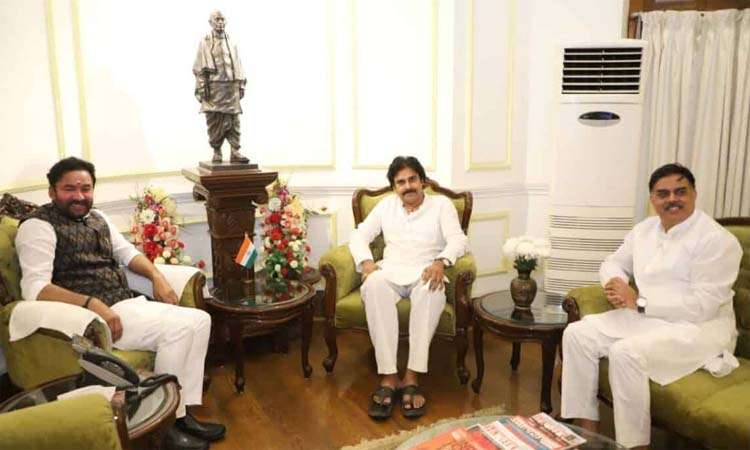 పవన్‌పై బీజేపీది అత్యాశేనా!