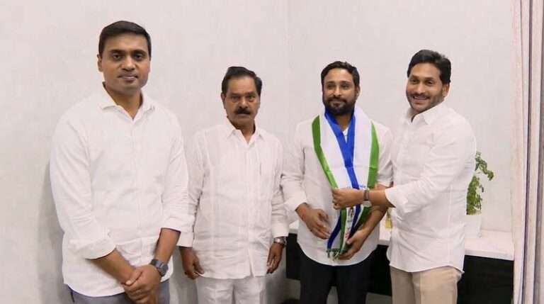 వైసీపీలో చేరిన అంబటి రాయుడు