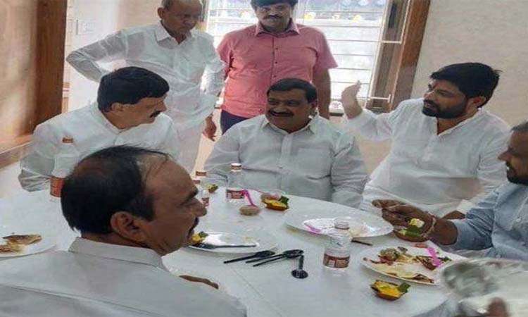కాంగ్రెస్‌ నేతలతో ఈటల..త్వరలో చేరిక!