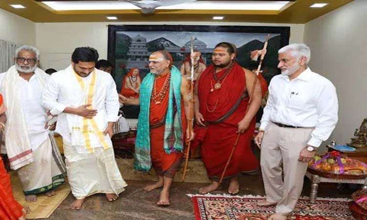విశాఖ శారదా పీఠంలో సీఎం జగన్..