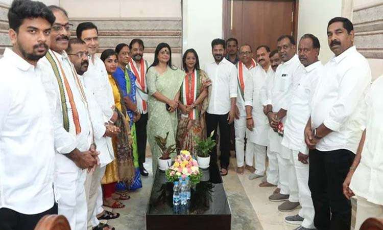 కాంగ్రెస్‌లో చేరిన మేయర్ విజయలక్ష్మీ