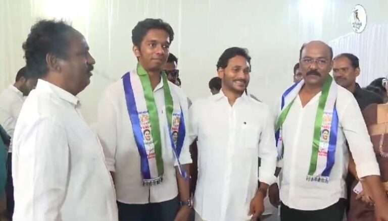 జనసేనకు మరో షాక్..వైసీపీలోకి కీలక నేతలు
