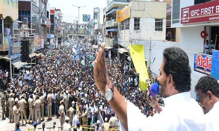 వాలంటీర్లు రావాలంటే…ఫ్యాన్‌ గుర్తుకే ఓటేయాలి