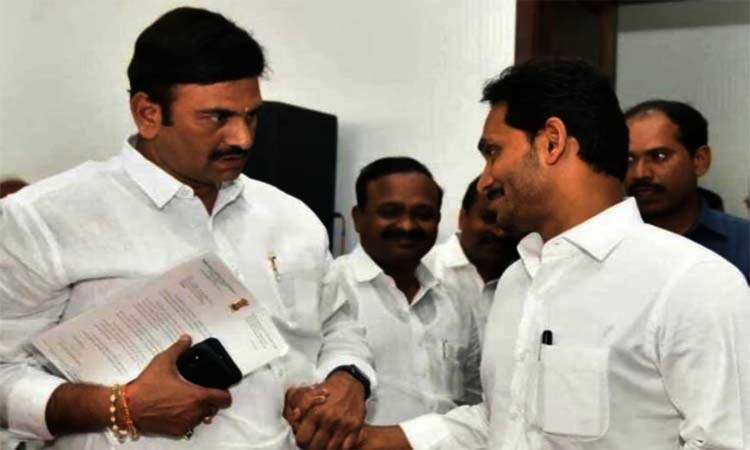 ఏపీ అసెంబ్లీలో ఆసక్తికర పరిణామం.. జగన్‌తో రఘురామ