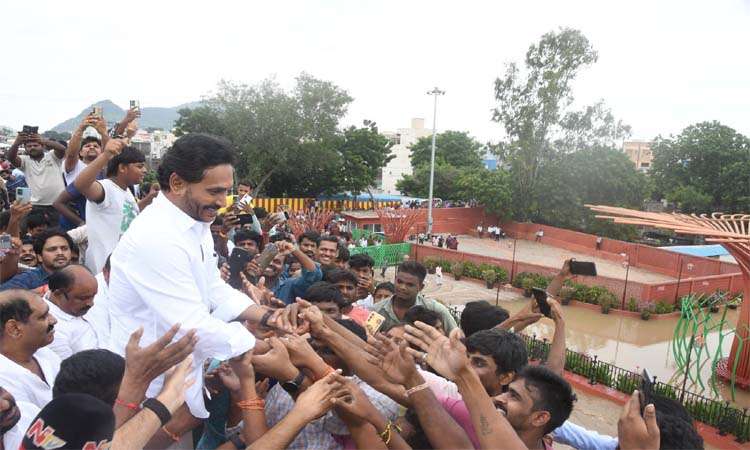 మీరే లేకుంటే మా జీవితాలు ఆగం..జగన్‌తో కృష్ణలంక వాసులు!