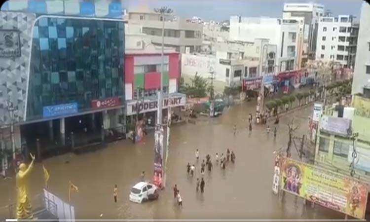 జలదిగ్బందంలో విజయవాడ..పట్టించుకోని కూటమి నేతలు!