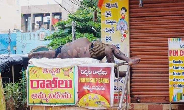 కళ్లెదుటే మృతదేహాలు..సహాయక చర్యలేవి!