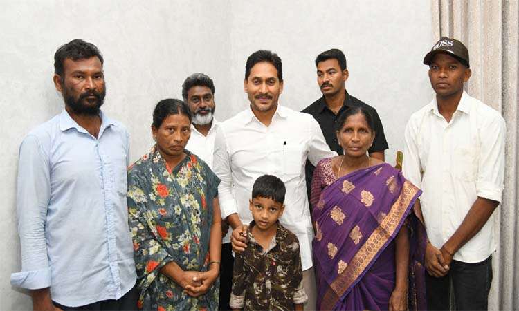 జగన్‌తో లింగయ్య కుటుంబ సభ్యుల భేటీ