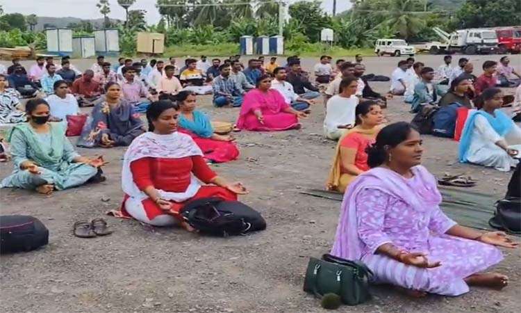 చంద్రబాబుకు షాక్..టీచర్ల నిరసన