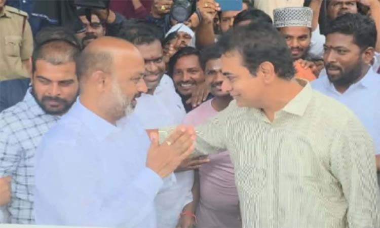 కేటీఆర్ – బండి.. ఆత్మీయ పలకరింపు