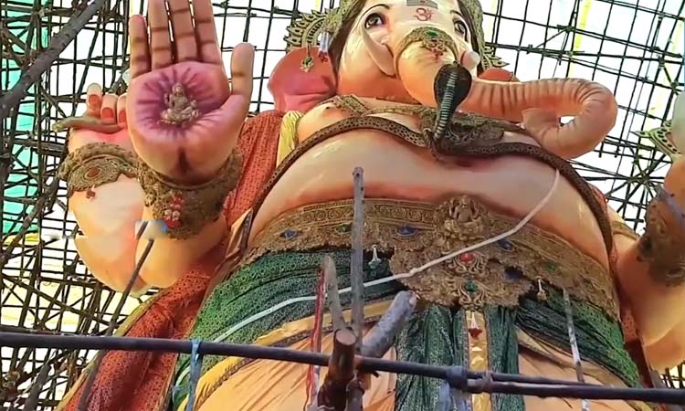 126 అడుగుల భారీ మట్టి గణపతి..