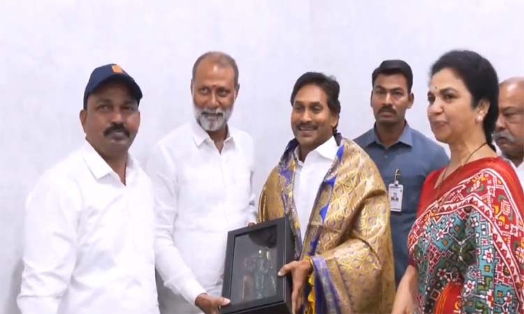 టీడీపీకి షాక్..వైసీపీలోకి కీలకనేతలు!