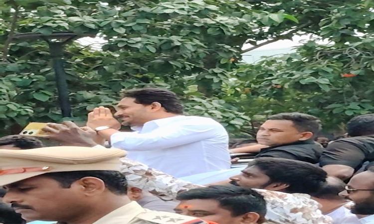 విశాఖ స్టీల్ ప్లాంట్‌ కార్మికులతో జగన్
