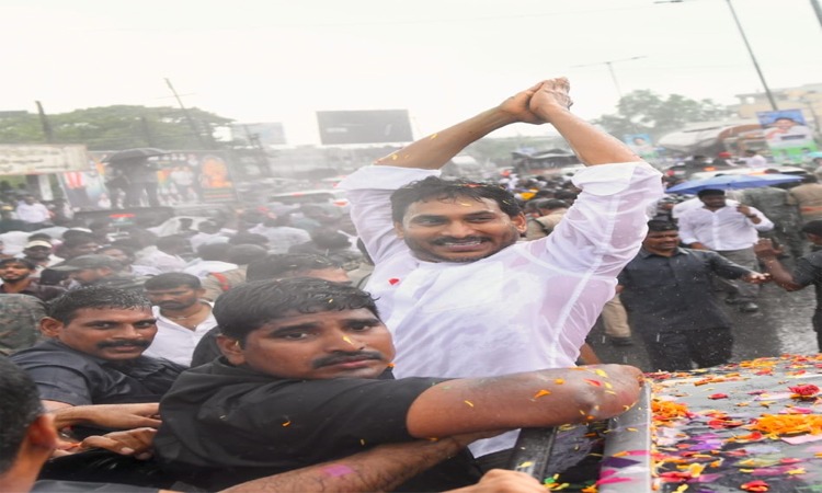 భారీ వర్షాన్ని సైతం..లెక్కచేయకుండా!