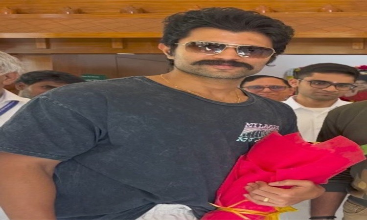 విజయ్ చేతికి..ఎంగేజ్‌మెంట్ రింగేనా?