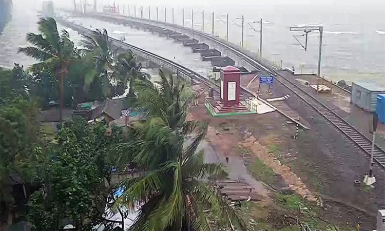 దిత్వా..తమిళనాడుకు రెడ్‌ అలర్ట్