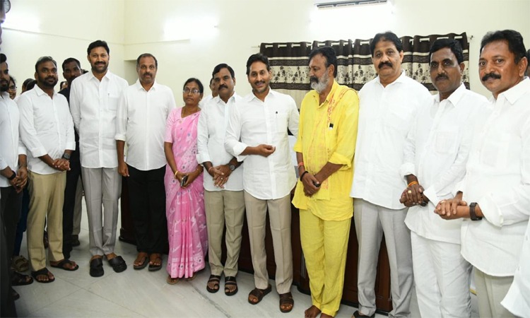 నేనున్నా..పులివెందులలో జగన్‌ ప్రజాదర్బార్!