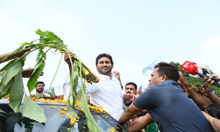 తుఫాన్ ప్రభావిత ప్రాంతాల్లో జగన్