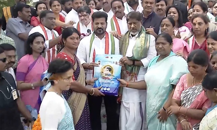 ఇందిరమ్మ చీరల పంపిణీ