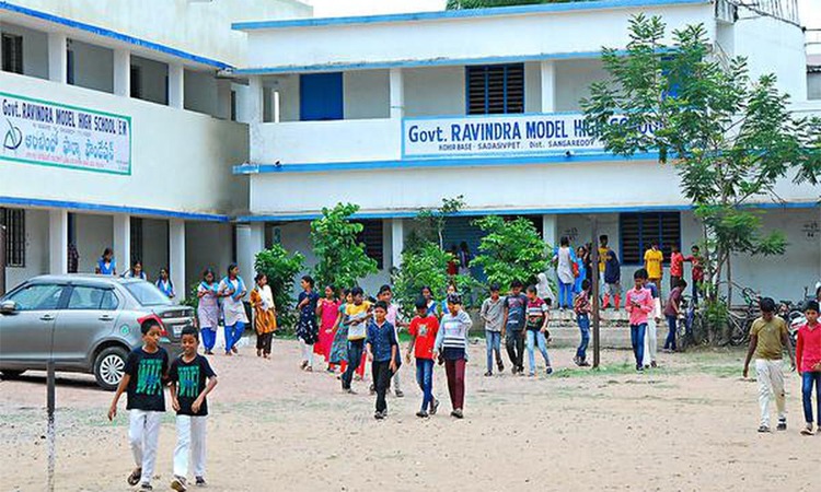 ప్రభుత్వ స్కూళ్లకు ఫ్రీ ఇంటర్నెట్