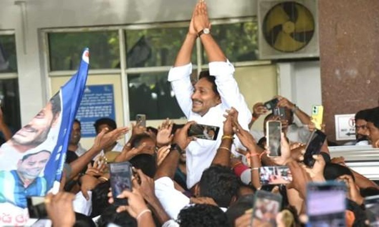 జై జగన్‌..వైసీపీ అధినేతకు అపూర్వస్వాగతం