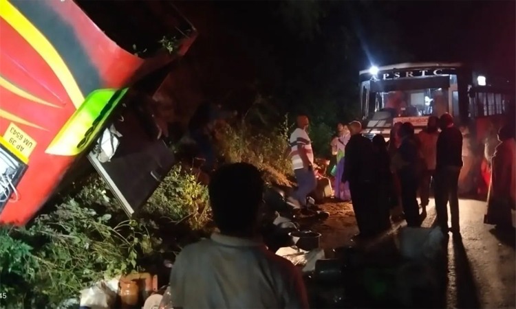 ఏపీలో మరో బస్సు ప్రమాదం..