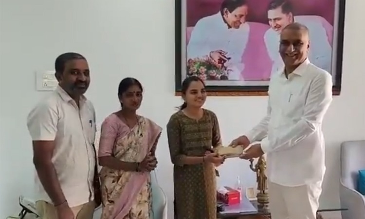 పేద విద్యార్థి కోసం హరీష్ రావు ఇల్లు తాకట్టు!