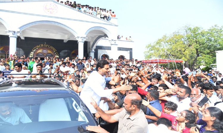 క్రిస్మస్ వేడుకల్లో విజయమ్మతో జగన్‌