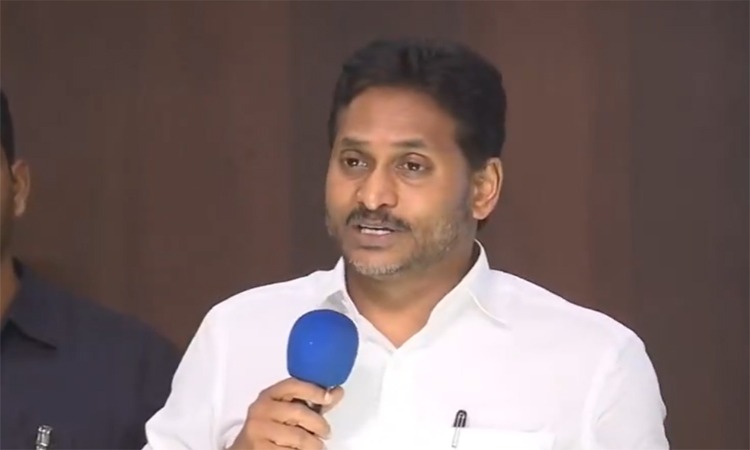మెడికల్ కాలేజీలపై జగన్ మాస్ వార్నింగ్
