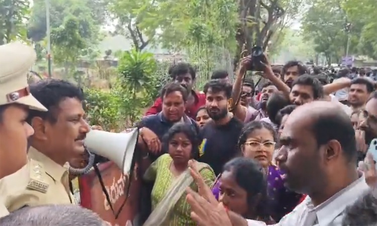 తిరుమ‌ల‌లో శ్రీ‌వారి భ‌క్తుల ఆగ్ర‌హం