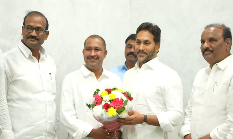 జనసేనకు షాక్‌..కీలక నేతలు వైసీపీలోకి