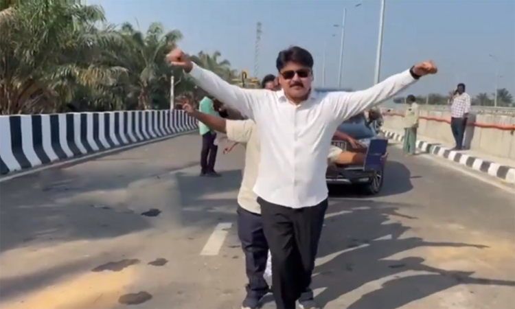 నడిరోడ్డుపై టీడీపీ ఎమ్మెల్యే చిందులు