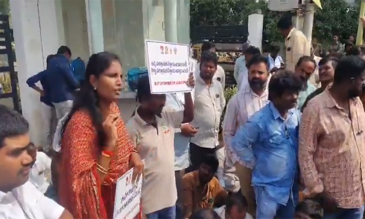 మంగళగిరి..ఎస్సీ, ఎస్టీ పారిశ్రామికవేత్తల ఆందోళ‌న‌