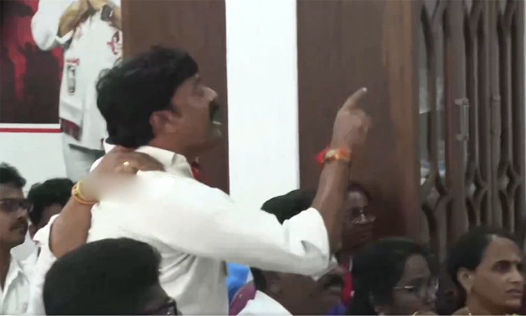 జనసేన పార్టీ సమావేశం..రసాభాస