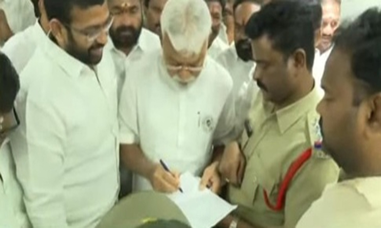 మాజీ మంత్రి అంబటికి పోలీసుల నోటీసులు..