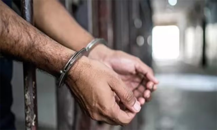 షాపింగ్ మాల్ వద్ద కాల్పులు..మైనర్లు అరెస్ట్!
