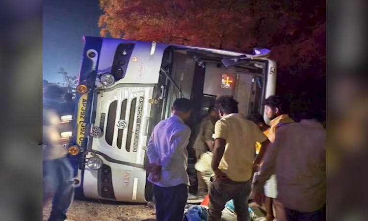 మరో బస్సు ప్రమాదం.. విషాదకర దృశ్యాలు