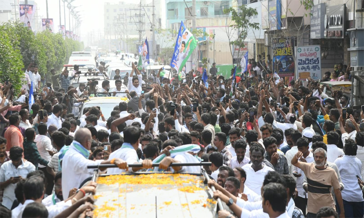 జననేత జగన్‌కు జనం నీరాజనం