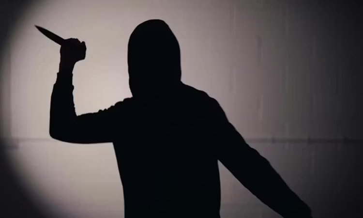 టీచర్‌పై ఆటోడ్రైవర్‌ కత్తి దాడి..ఎందుకో తెలుసా?