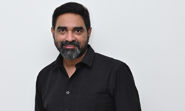 ఒక్కరు కాదు ఇద్దరు కాదు..ఏకంగా ఏడుగురితో!