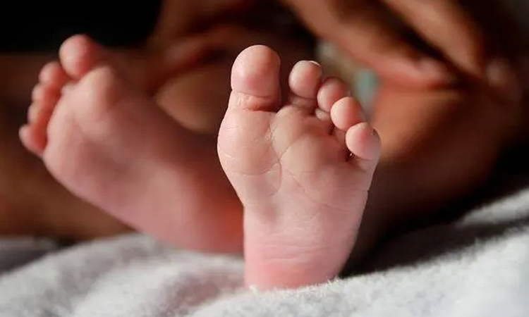 దారుణం..చెత్తకుప్పలో పసికందు