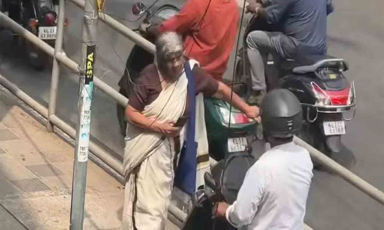 ఈ బామ్మ ధైర్యానికి హ్యాట్సాఫ్..వీడియో