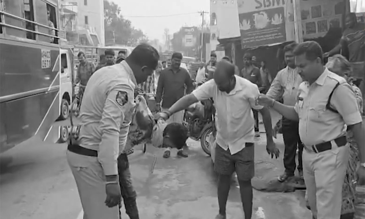 నడ్డిరోడ్డుపై గొంతుకొసుకున్న యువకుడు!